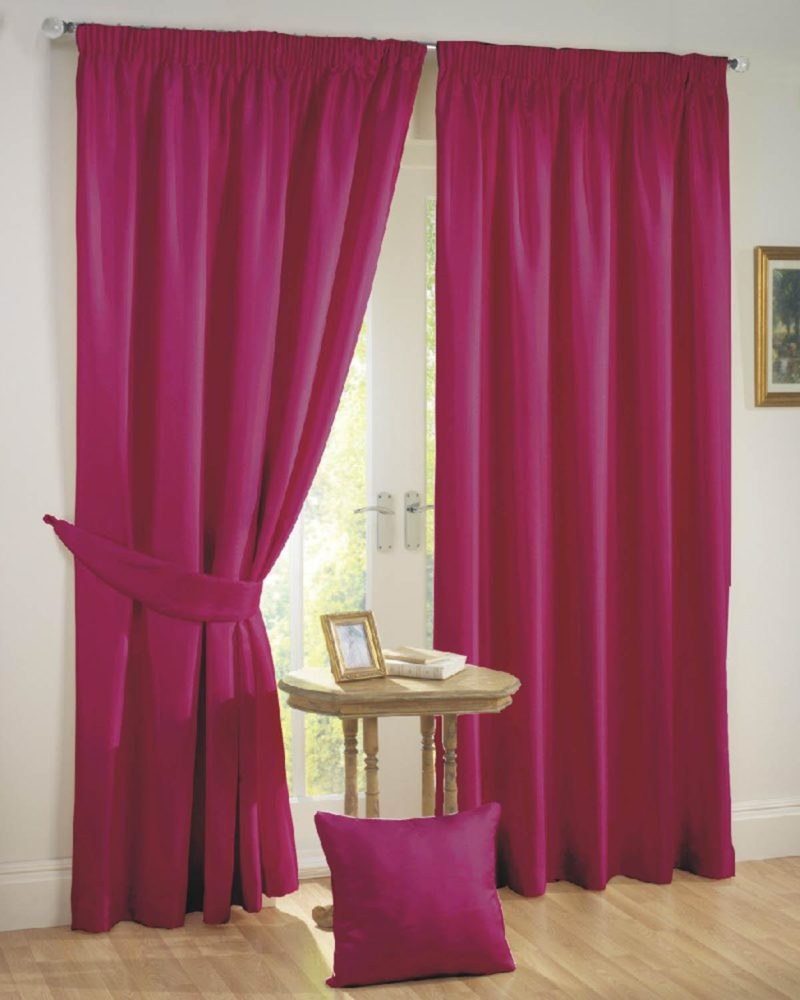 Малиновые шторы в интерьере