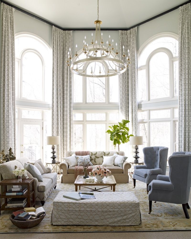 Высокие окна в интерьере