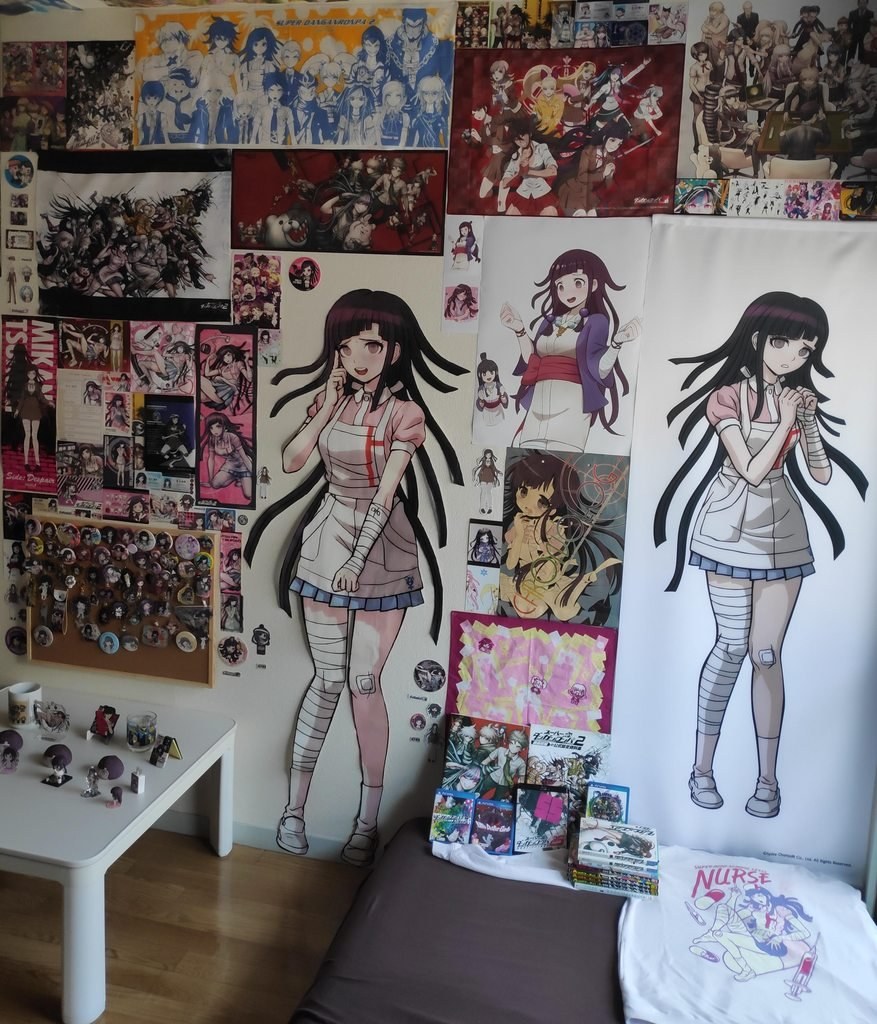 Комната с постерами аниме