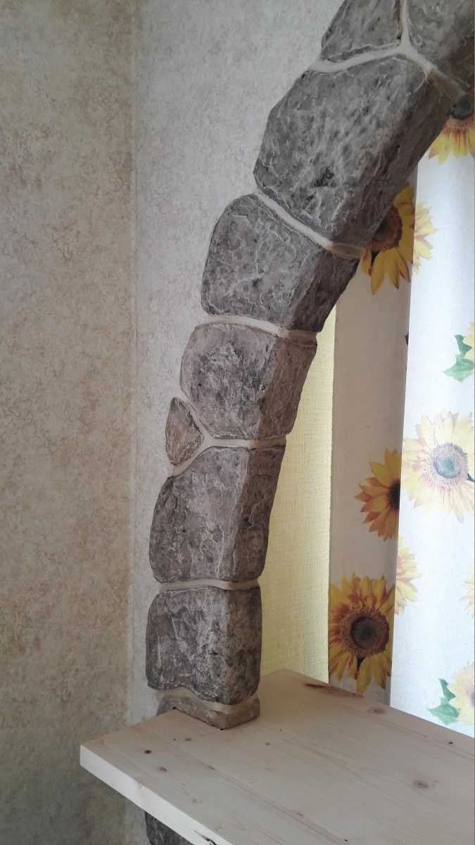 Декоративная штукатурка под камень в отделке арки