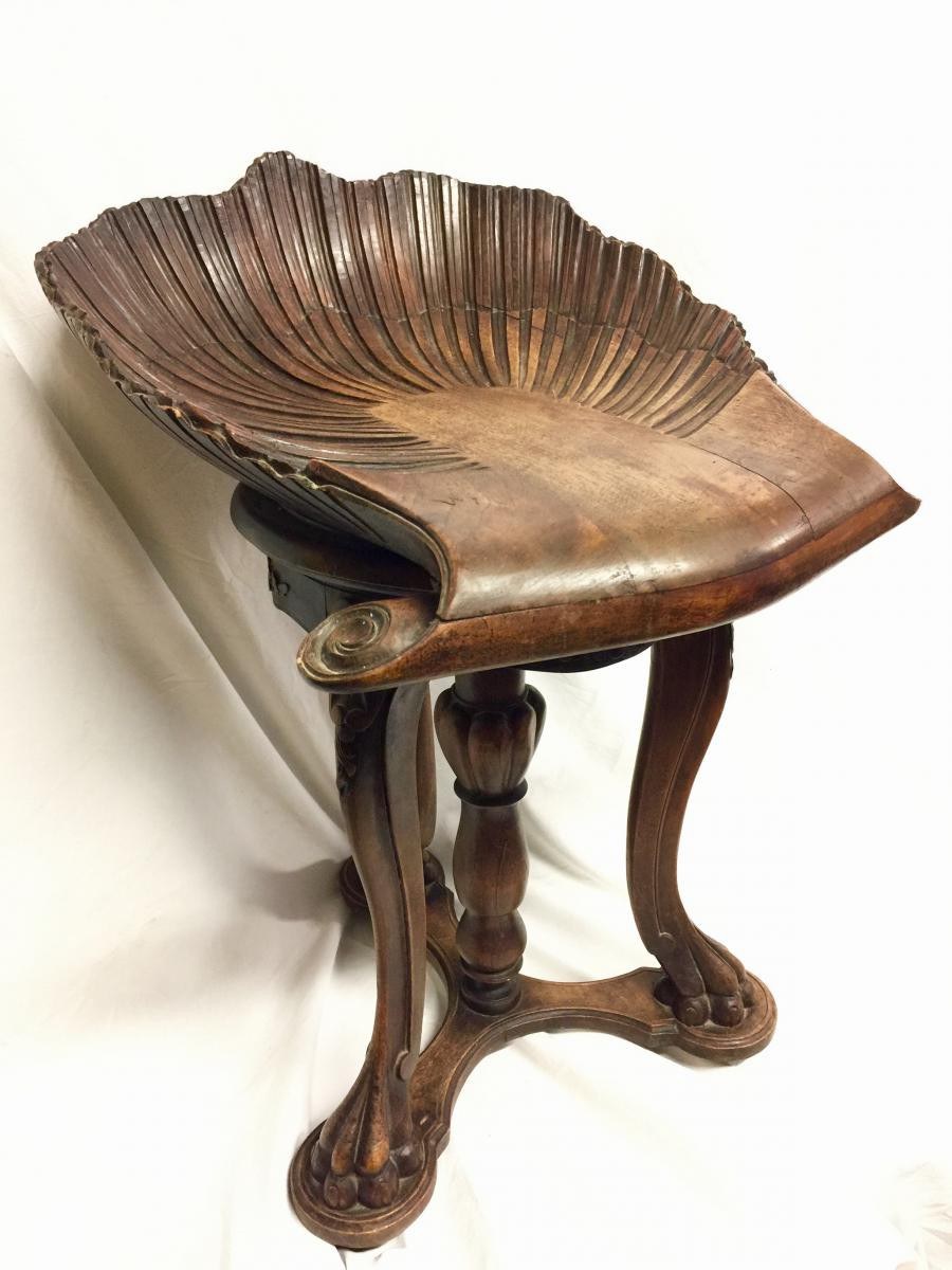 Старинный винтовой табурет