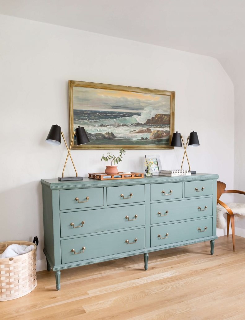 Разноцветный комод в интерьере