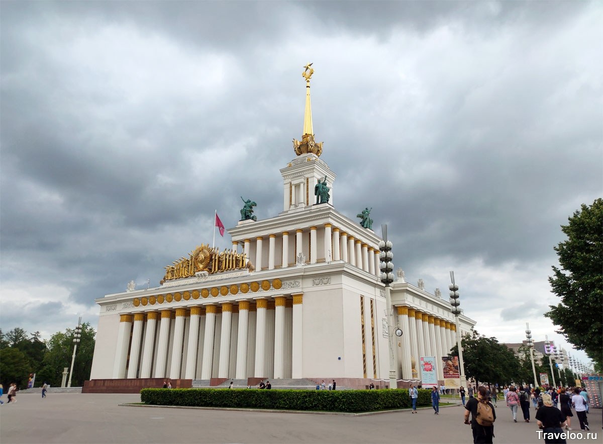 В каком павильоне. Павильон 1 ВДНХ. ВДНХ павильоны 2022. Главный павильон ВДНХ сталинский Ампир. Москва ВДНХ Центральный павильон.