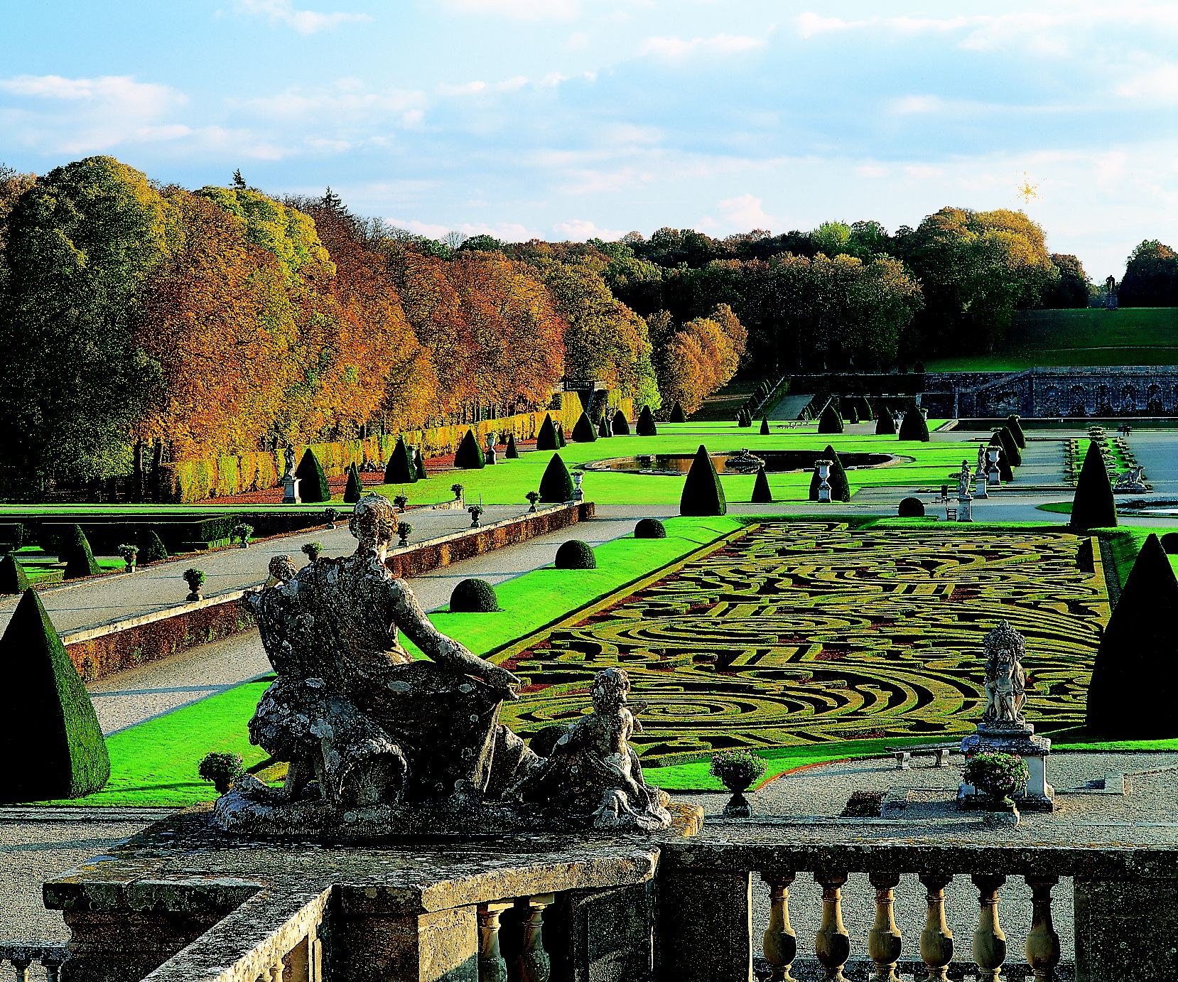 Версаль садовый. Во-Ле-Виконт Франция сад. Во-Ле-Виконт Андре Ленотр. Версальский дворец сады и парки. Замок во-Ле-Виконт Франция.