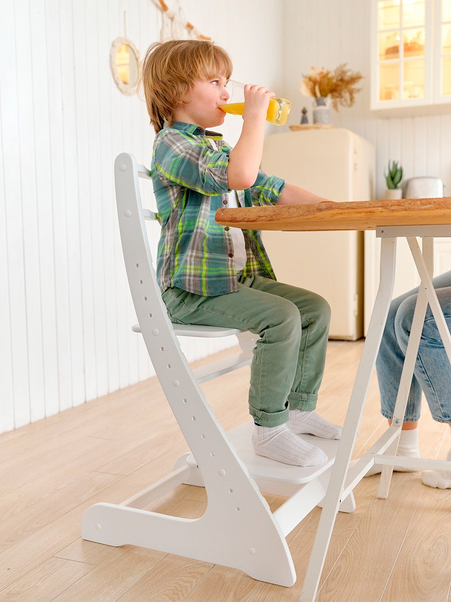 Дети играют в стулья