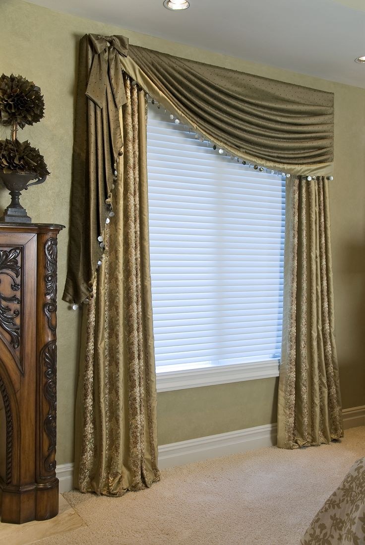 Ламбрекен на окно в зал