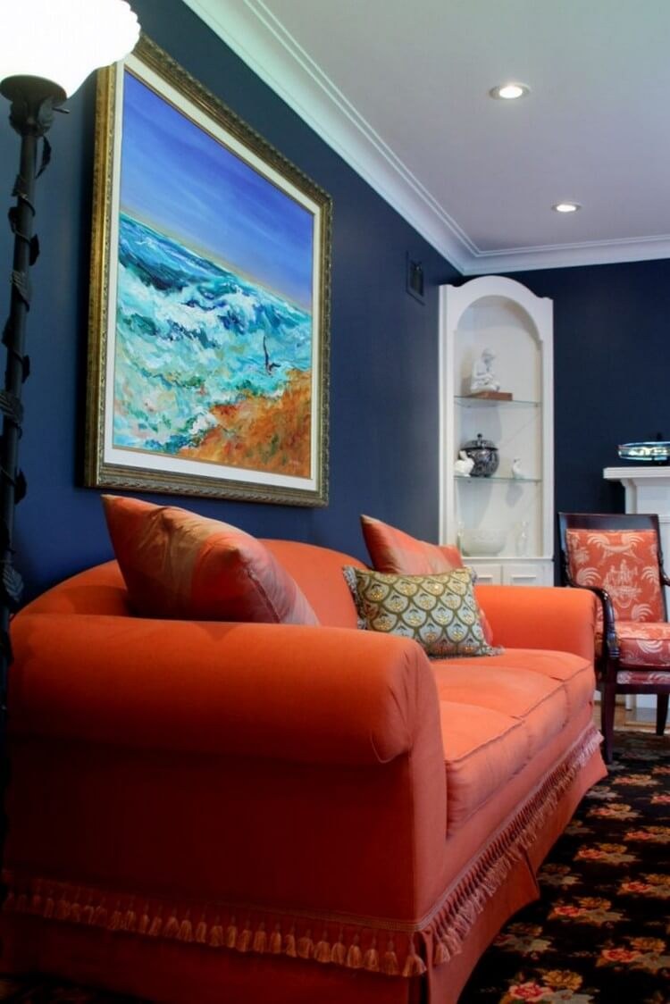 Оранжевый диван в интерьере