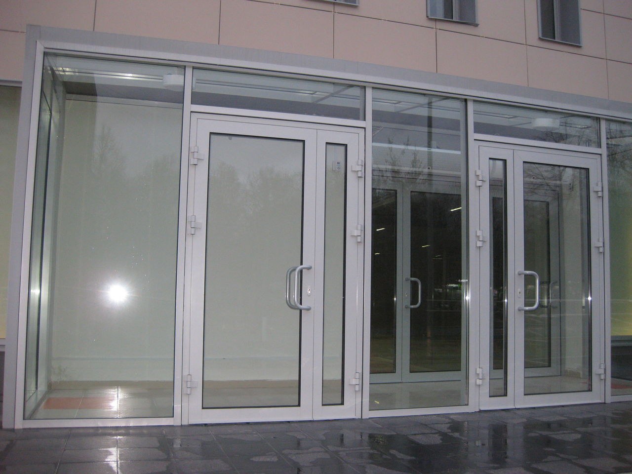 Двери алюминиевые входные alutech. Маятниковые алюминиевые двери alutech. Алюминиевая входная дверь тп 45. Двупольная алюминиевая дверь 1200. Окна алютех w72.