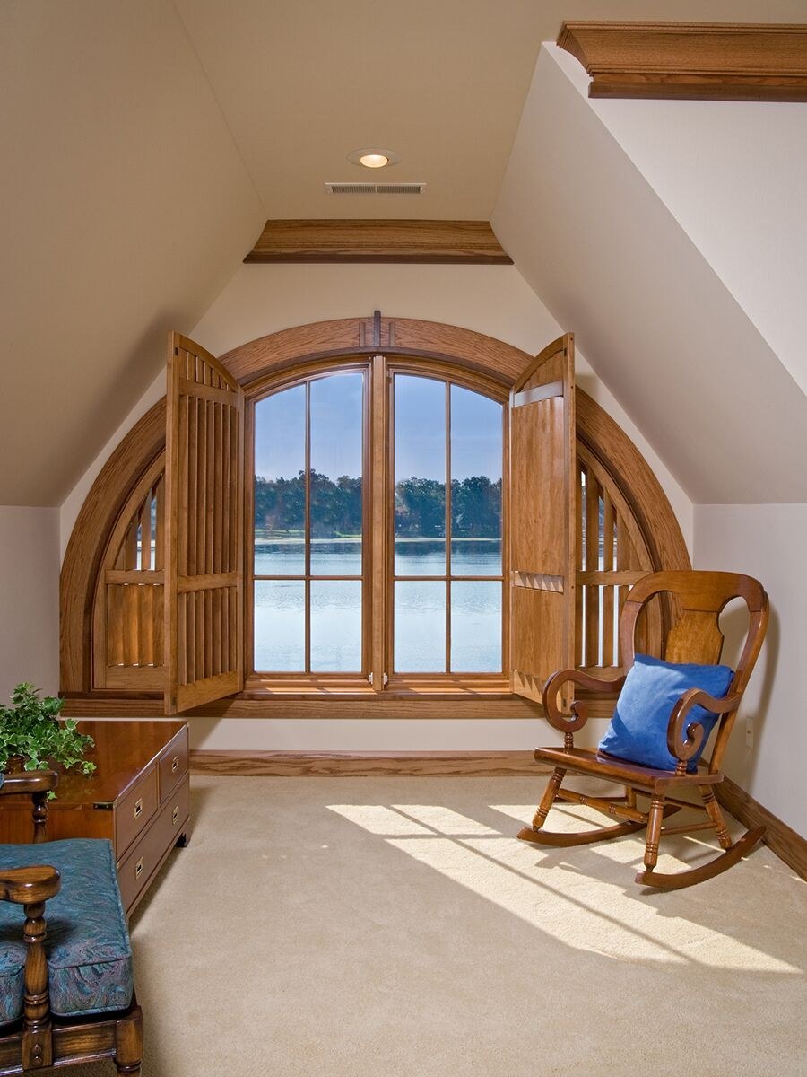 Полукруглые окна в доме