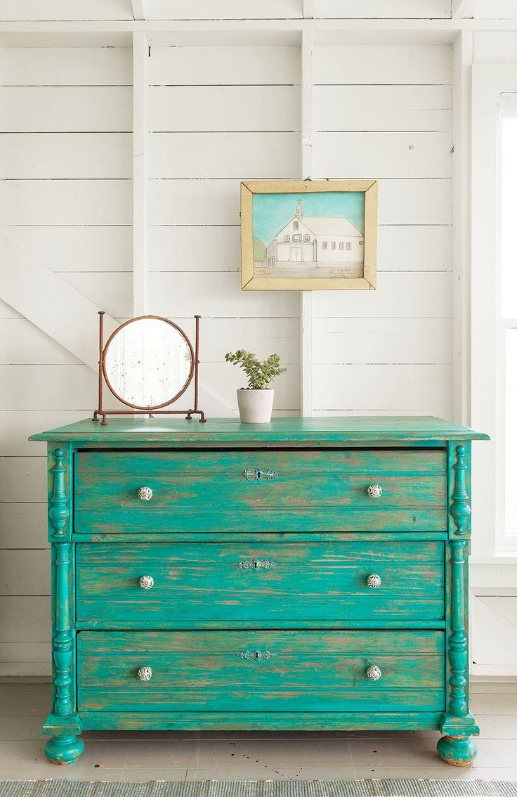 Старинный комод в интерьере