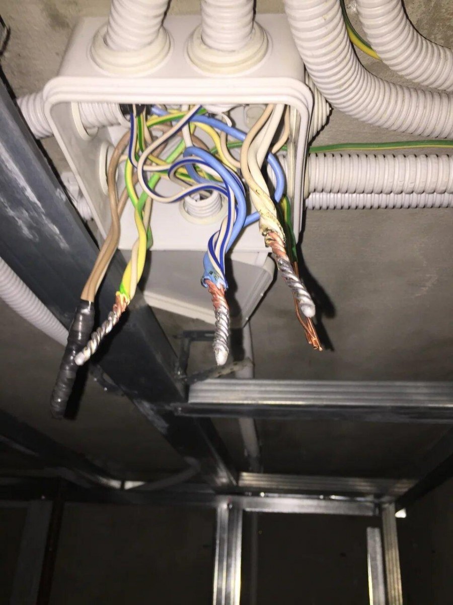 Соединения 4 проводов в распаечной коробке