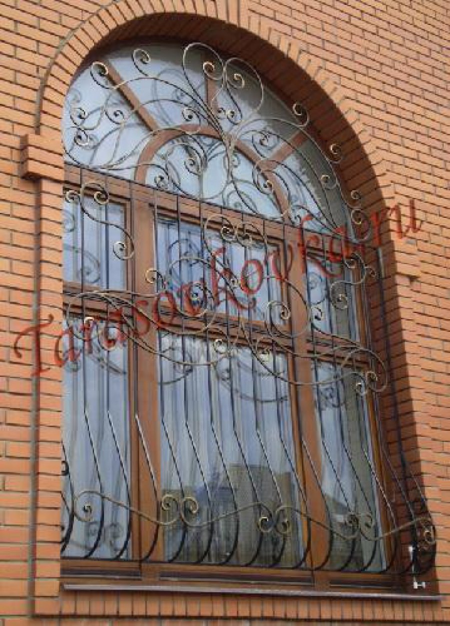 Фото частных домов с коваными решетками на арочных окнах