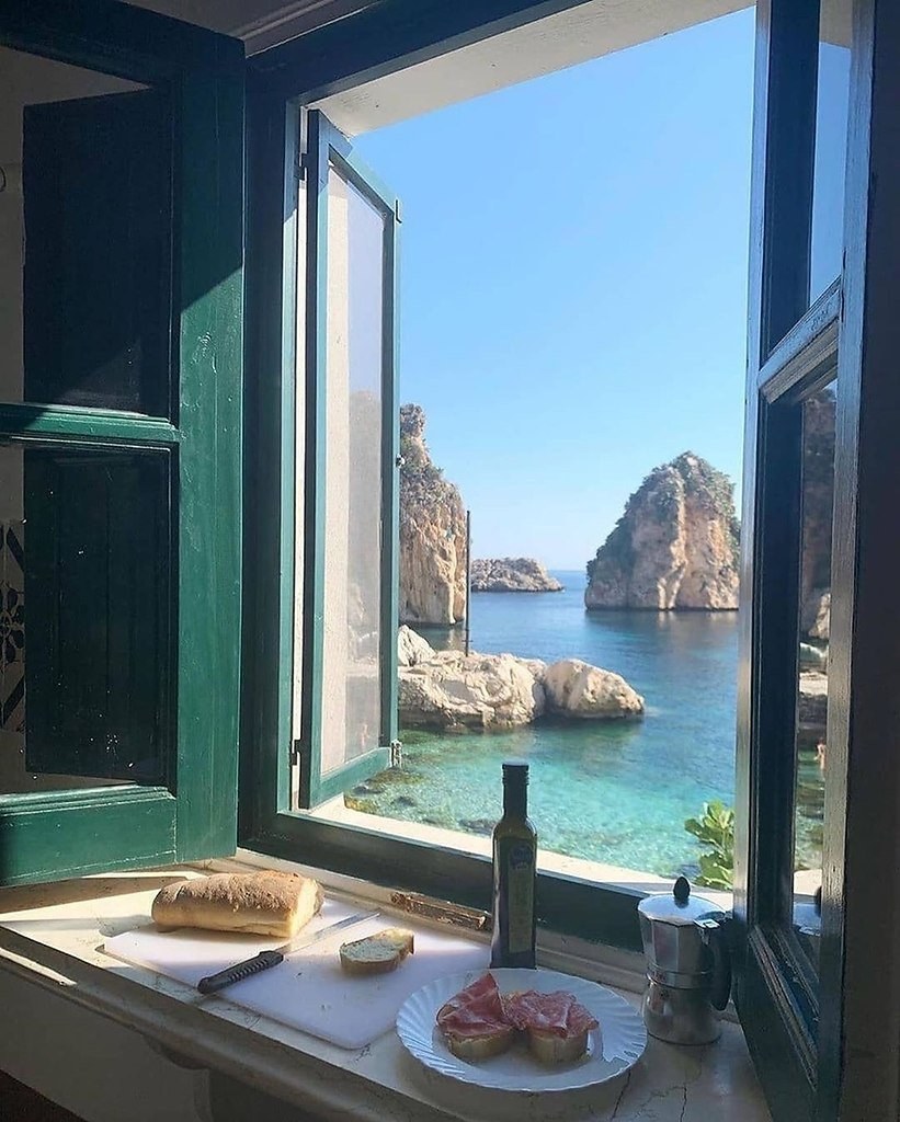 Вид из окна на море