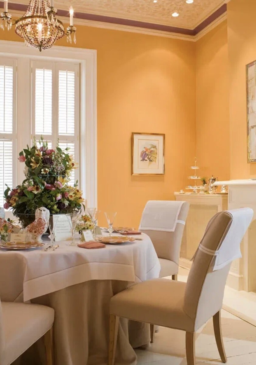 Абрикосовые стены в столовой