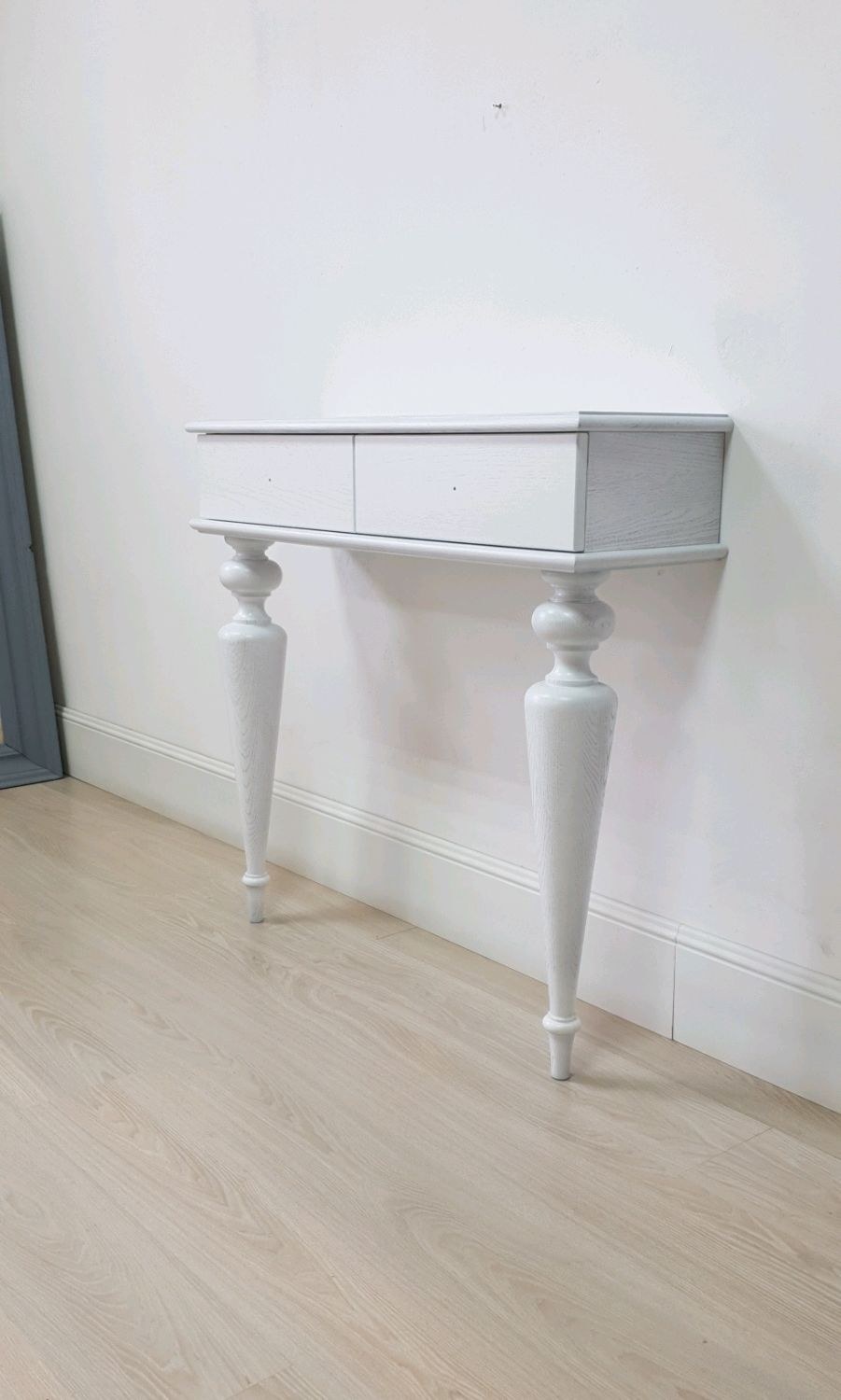 Консоль из массива с точеными ножками RB-14055