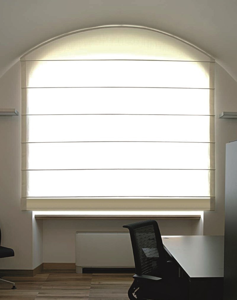 Рулонные шторы на арочные окна