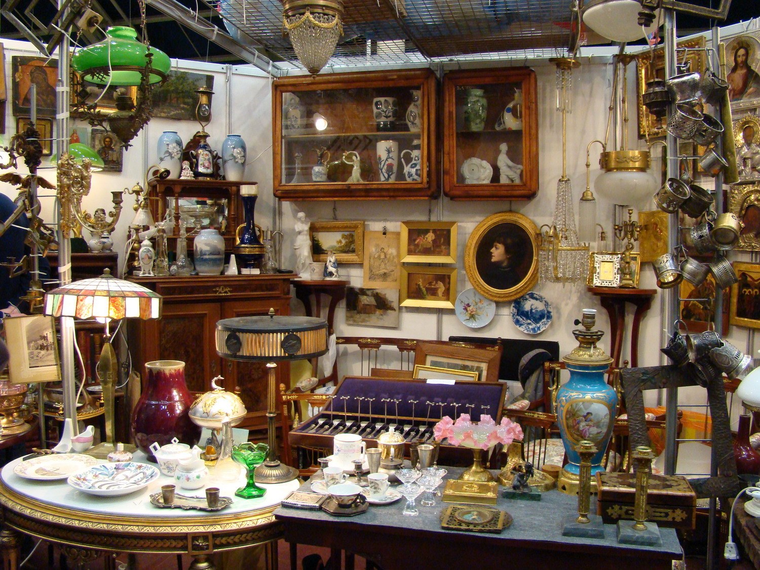 Your antiques. Блошиный рынок на Тишинке. Антикварный рынок на Тишинке. Антикварная Лавка. Коллекция старинных вещей.