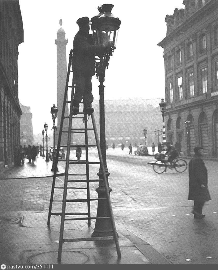 Старинный газовый фонарь