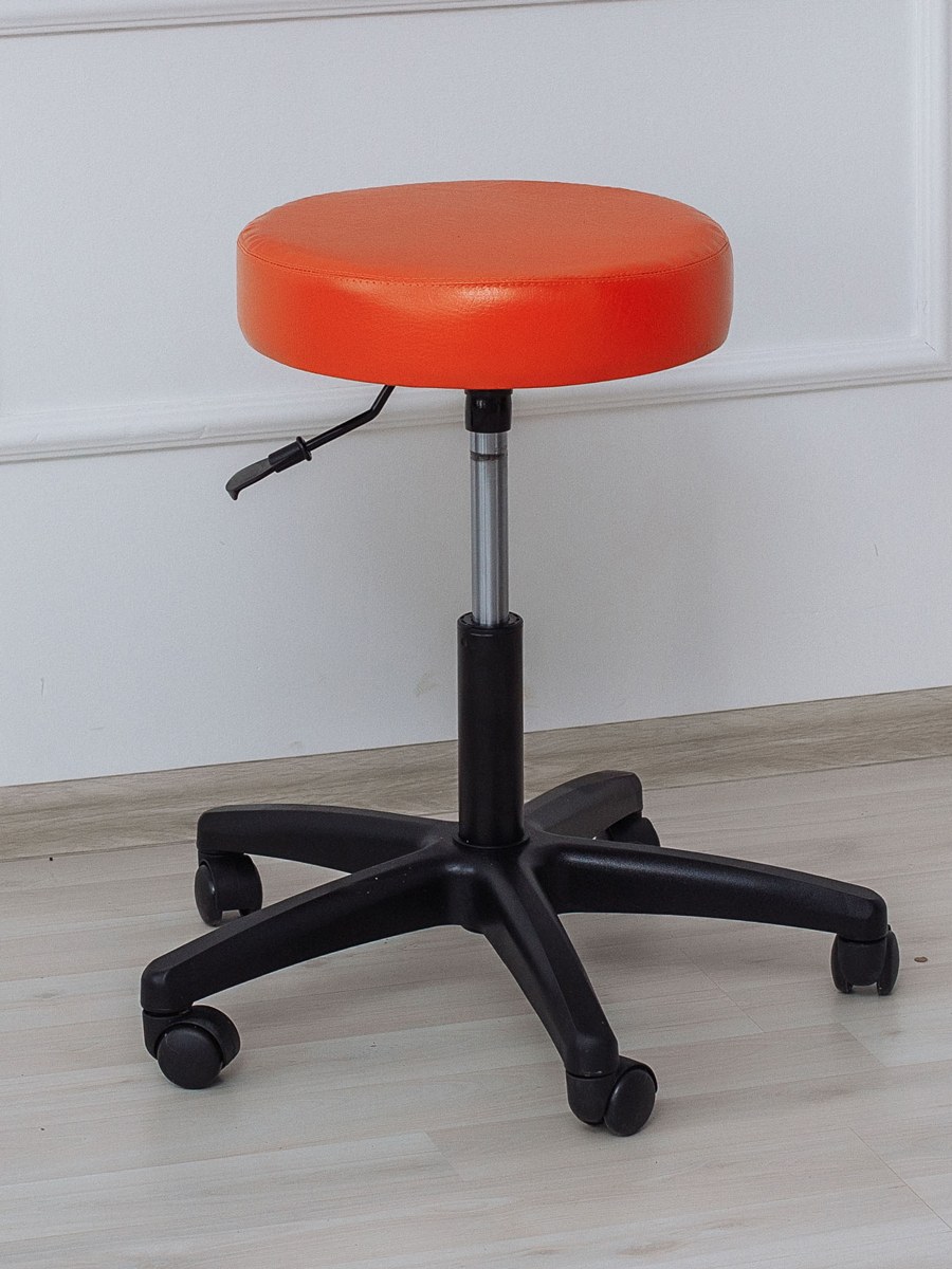 Велюровый стул мастера маникюра на колесиках