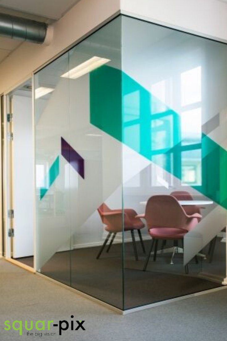 Стеклянная перегородка с логотипом