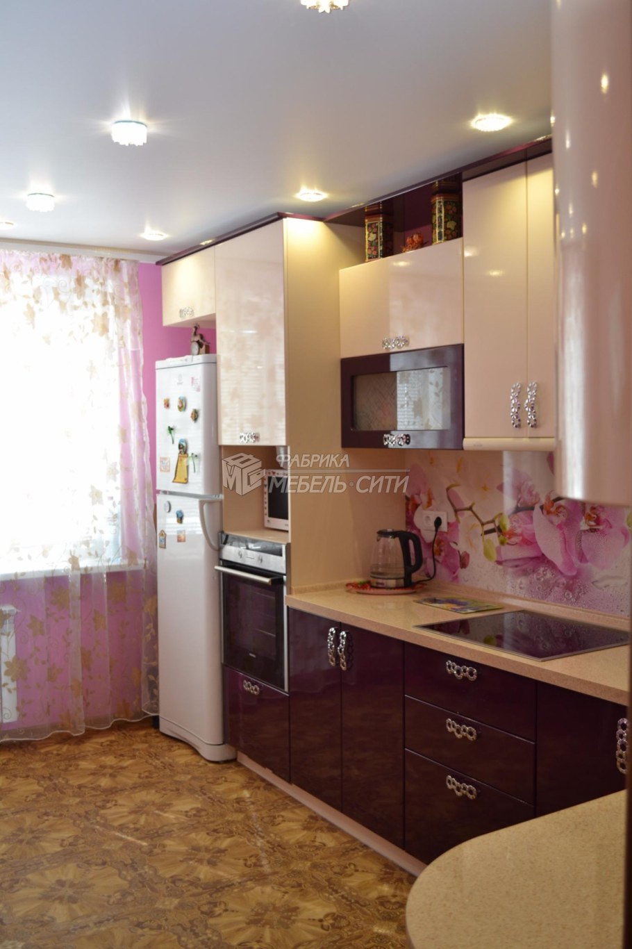 Кухня цвета баклажан и ваниль