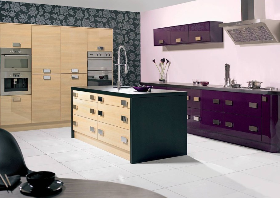 Кухня цвета баклажан в интерьере