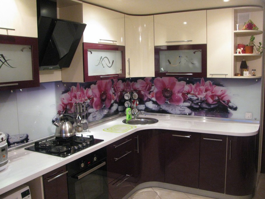 Фартук кухни в бежево-вишневых тонах