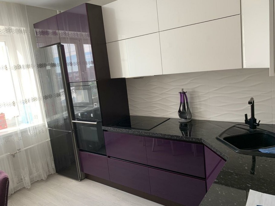 Фиолетовая кухня с черной столешницей