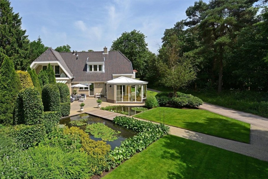 Красивый дом с участком