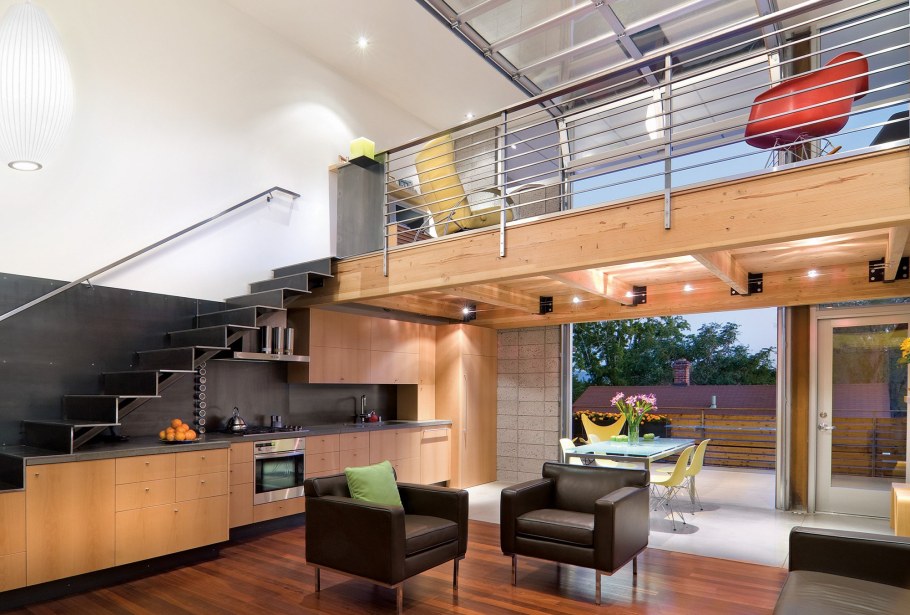 Гостиная с антресолью