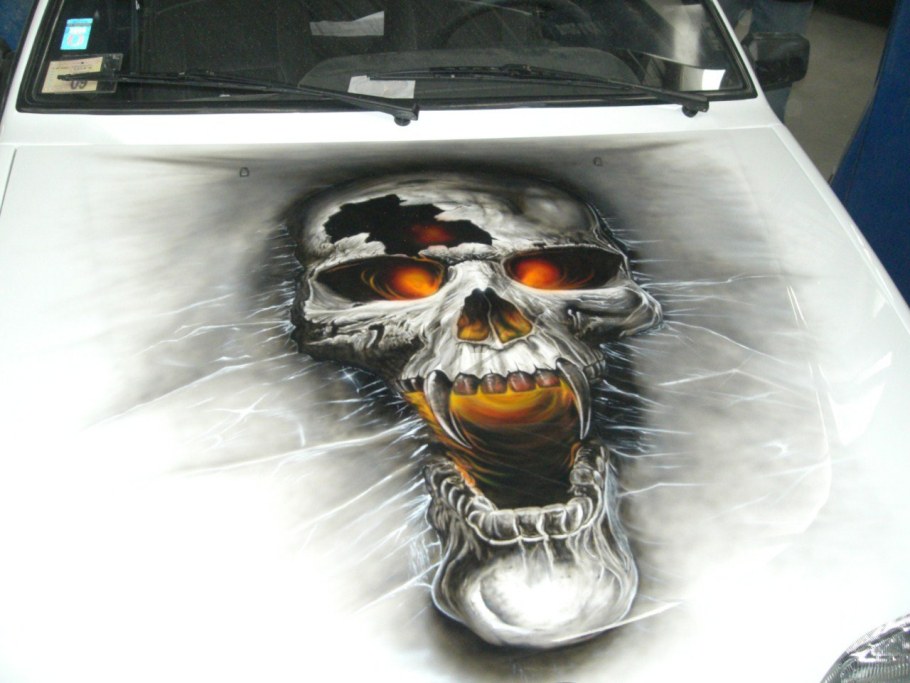 Аэрография черепа на машине