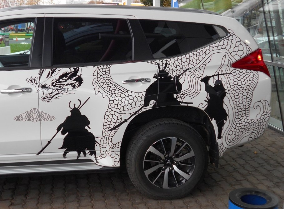 Винил на авто в японском стиле