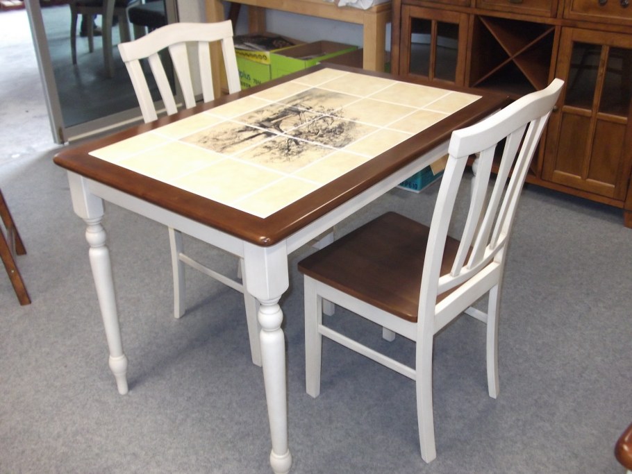 Стол с плиткой керамической