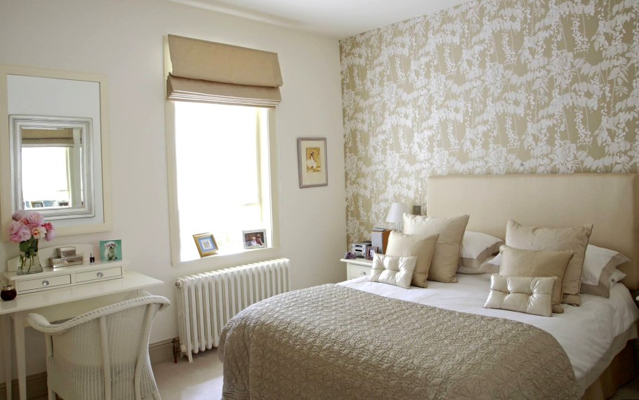 Комбинирование обоев в спальне