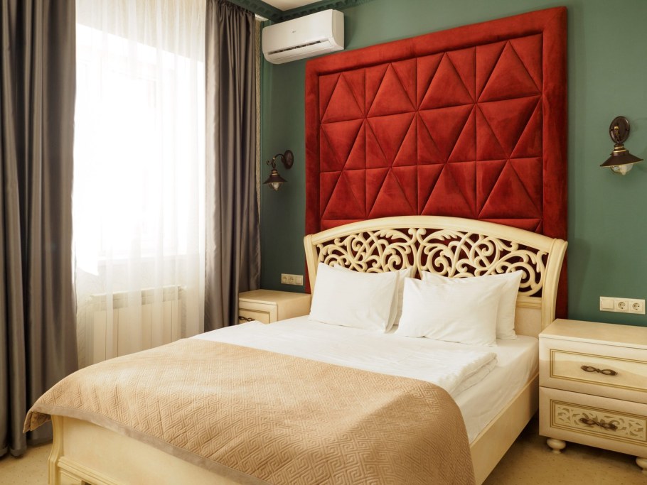 Кровать в углу комнаты