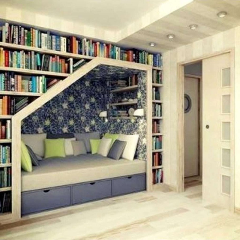 Книжный стеллаж в маленькой комнате