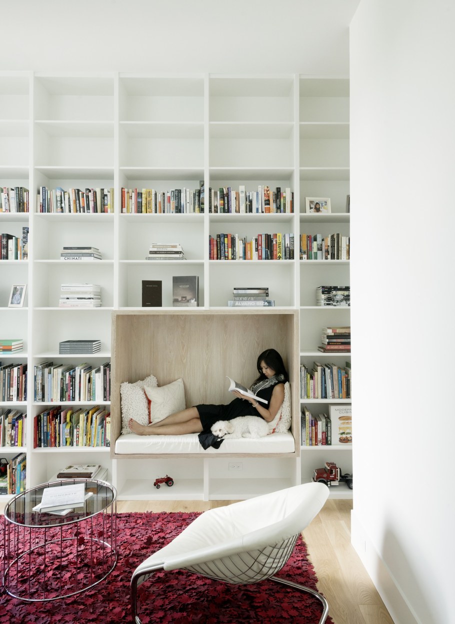 Комната с книжными полками