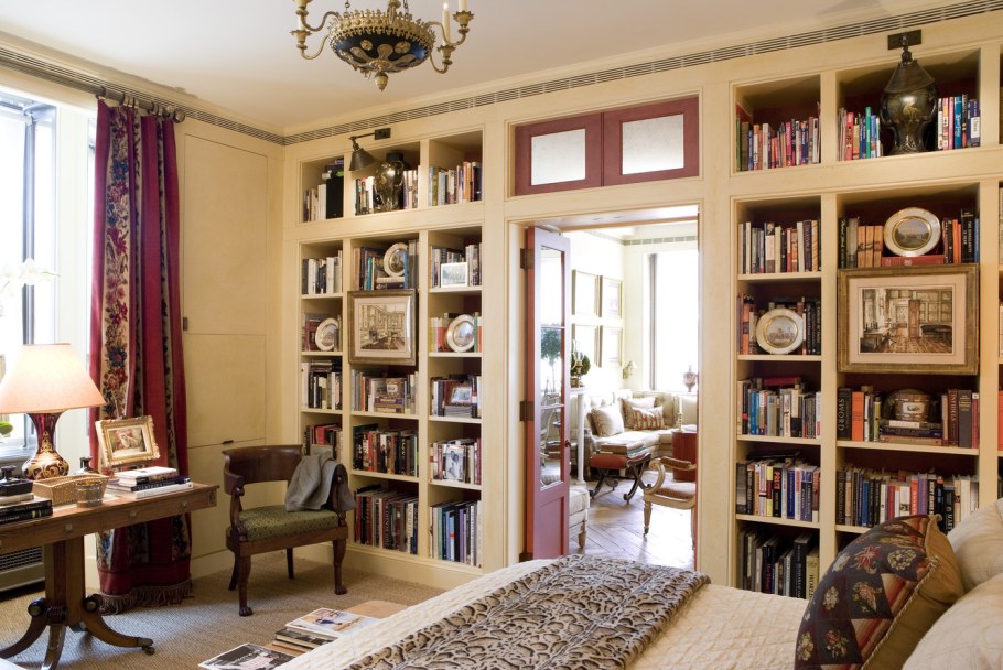 Гостиная спальня с книжными шкафами