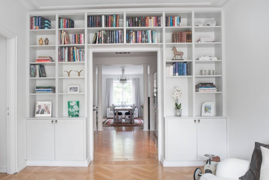 Книжные шкафы вокруг дверного проема