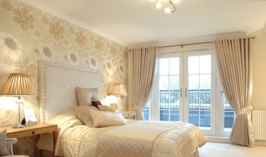 Кремовые шторы в спальню
