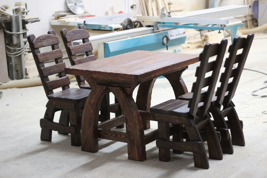 Столы и стулья из массива дерева