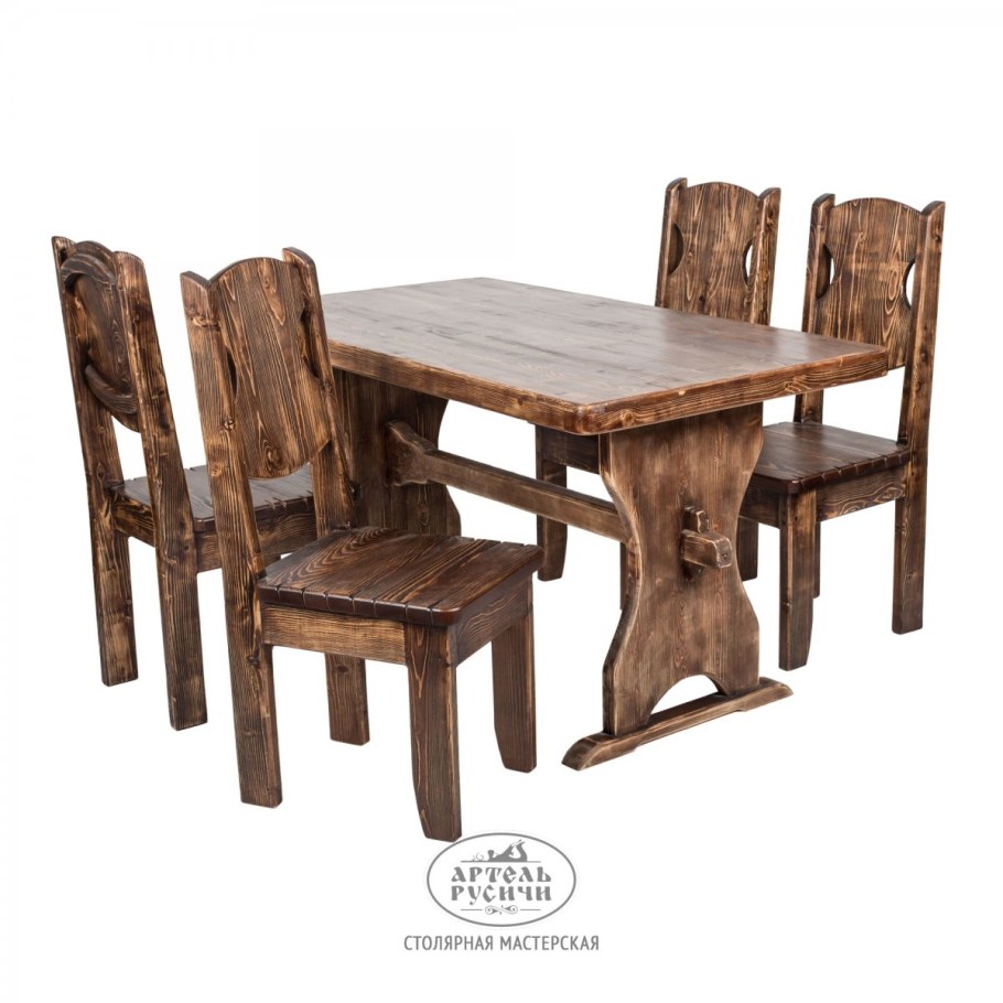 Деревянные столы и стулья