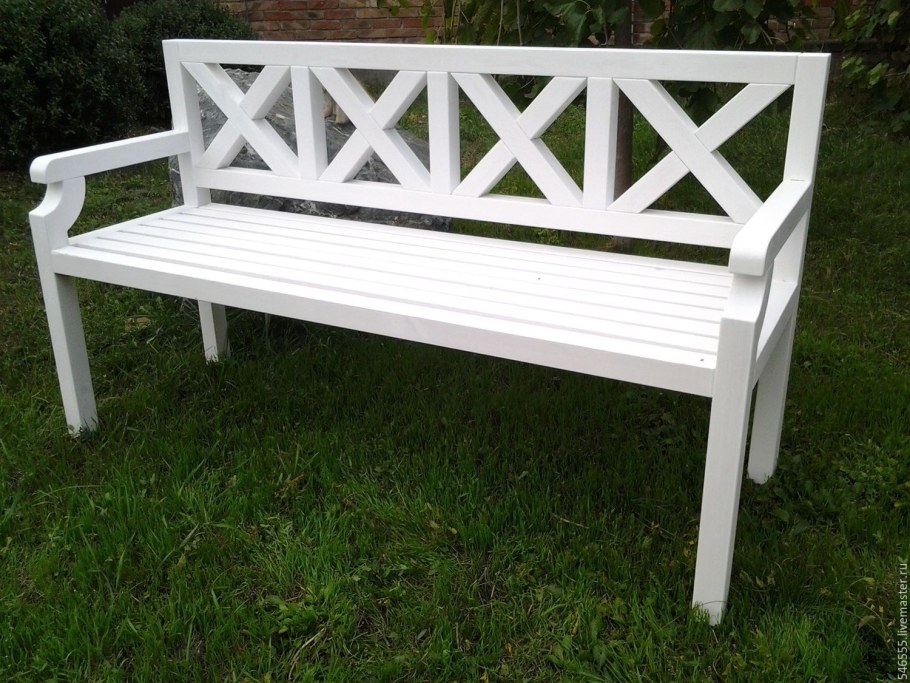 Деревянная скамейка, белая
