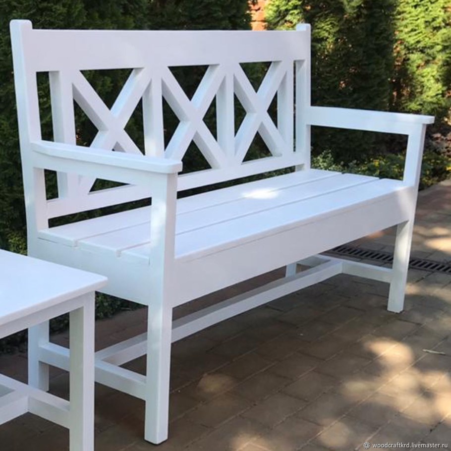 Скамья белая деревянная