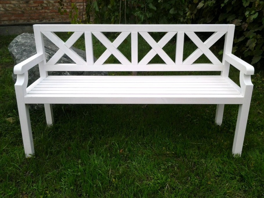 Белая скамейка для сада