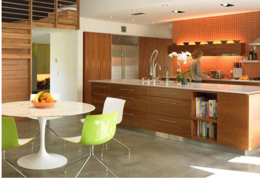 Оранжевый с деревом в интерьере кухни