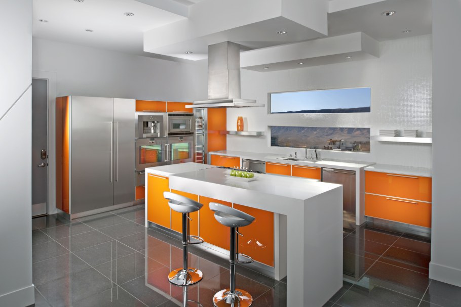 Кухня в серо оранжевых тонах