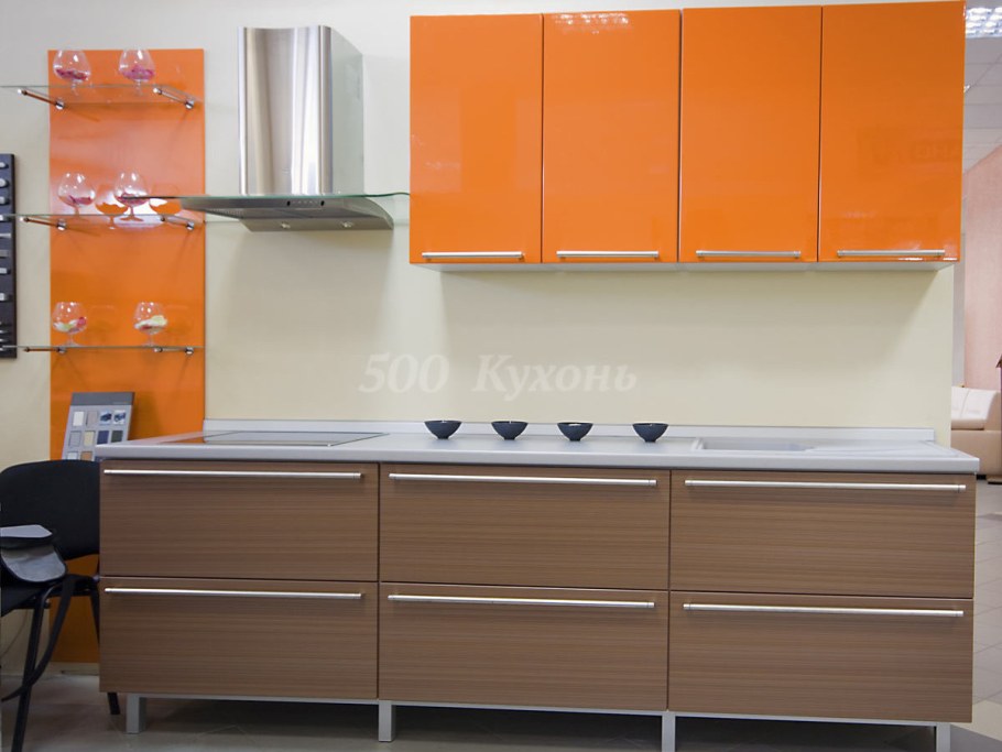 Кухня с оранжевыми фасадами