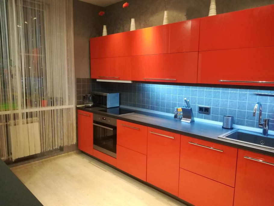 Матовая оранжевая кухня