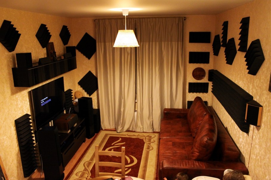 Акустический поролон в комнате прослушивания